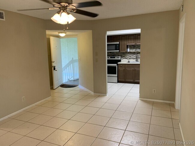 Building Photo - 1544 SE Royal Green Cir