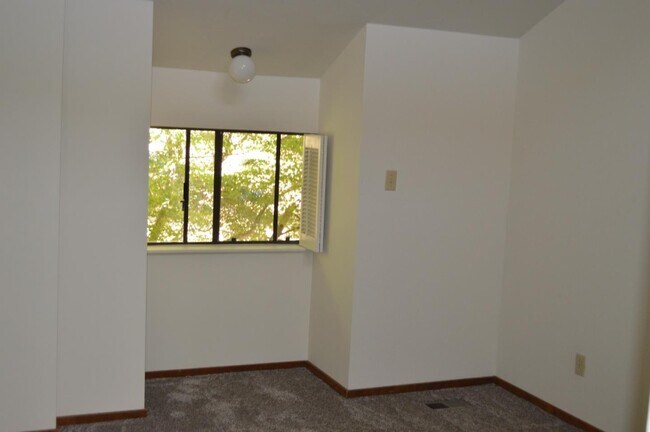 Building Photo - 1005 Drake Ct