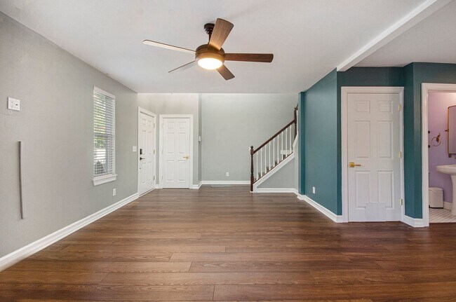 Building Photo - CHARMING 4 BED 2.5 BATH COLONIAL MINUTES F...