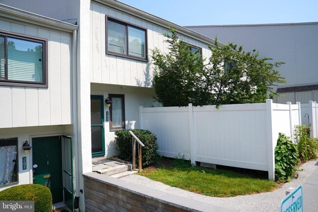 Building Photo - 208 Summit House