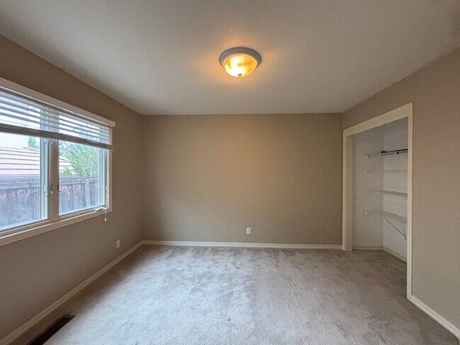 Building Photo - 127 Rassani Dr