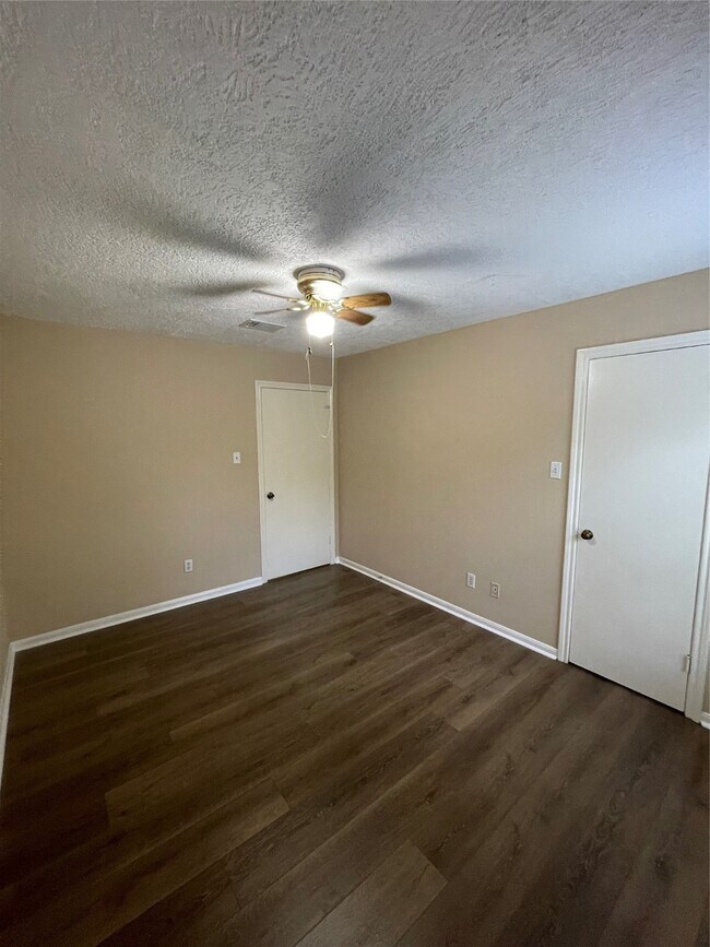 Building Photo - 4527 Geneva Dr