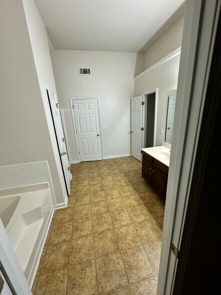 Building Photo - 4294 Defoors Farm Trl