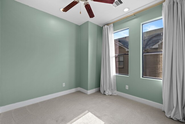 Building Photo - Rare 2BR/2BA Townhome with Spacious Yard i...