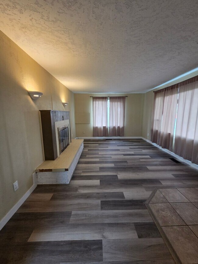 Building Photo - Orchards Home with a View