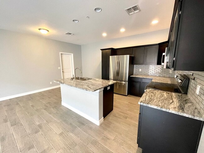 Building Photo - Beautiful 3 Bedroom Townhome Near Kingman Hospital!