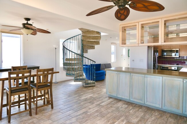 Primary Photo - 1605-1612 E Seal Way