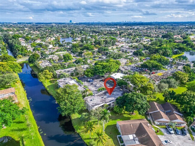 Building Photo - 8513 Old Country Manor