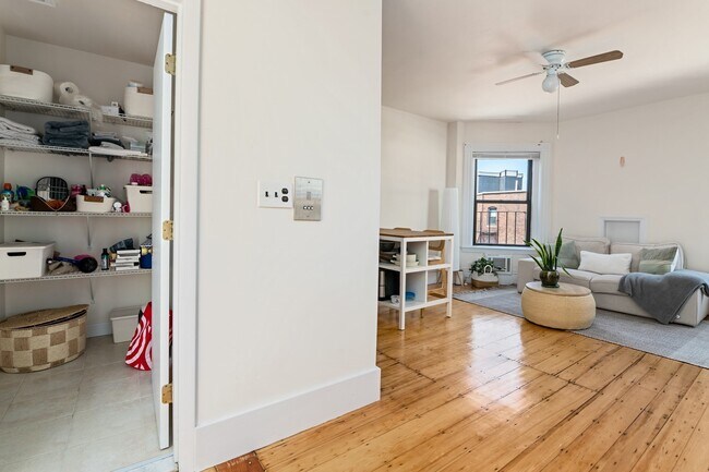 Building Photo - 9 Buswell St