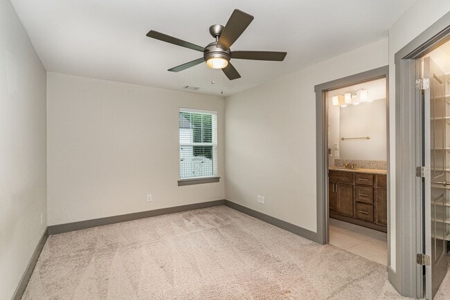 Building Photo - 2 Bed 2.5 bath Bellevue townhome 1,152 SqFt