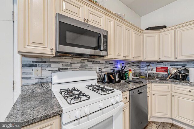 Building Photo - 4011 Pine St