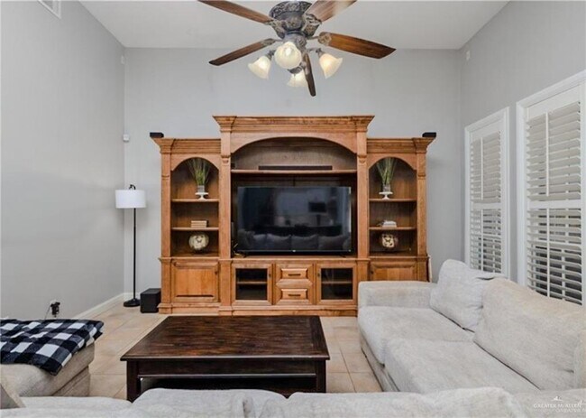 Building Photo - 2513 Kings Dr