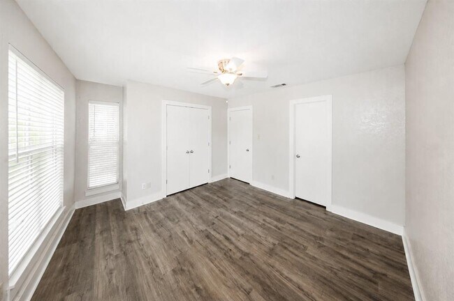 Building Photo - 1302 Danbury Square