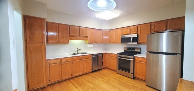Building Photo - 5000 Oakton St