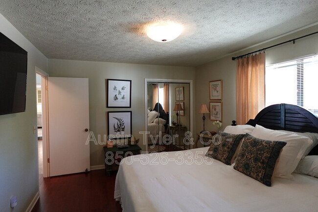 Building Photo - 444 Silver Lake N