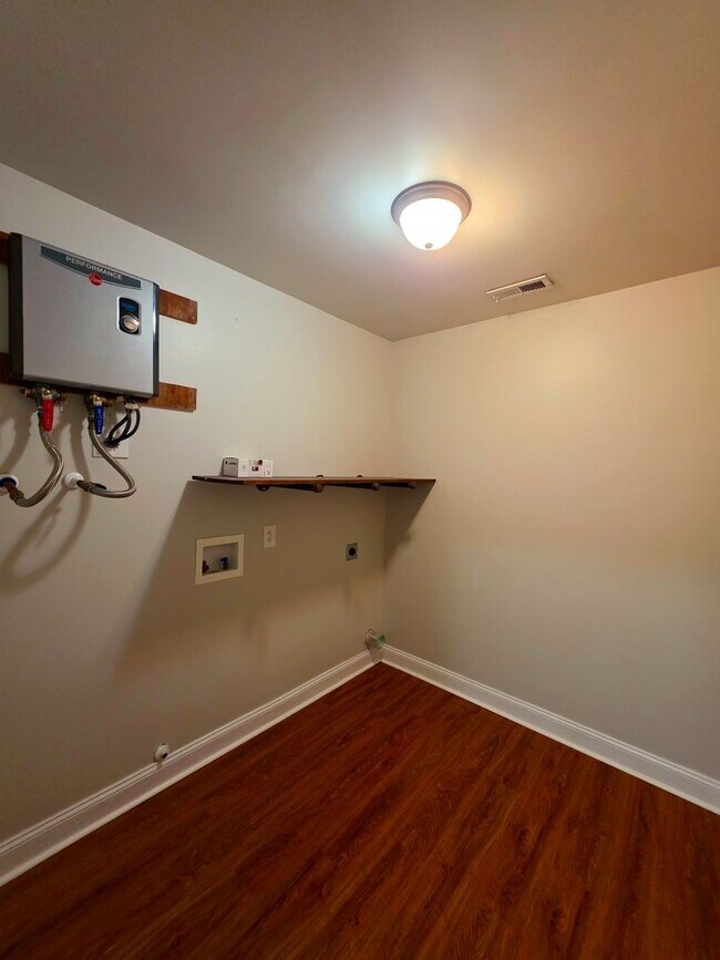 Building Photo - 3 BR, 2 BA home available in Hubert