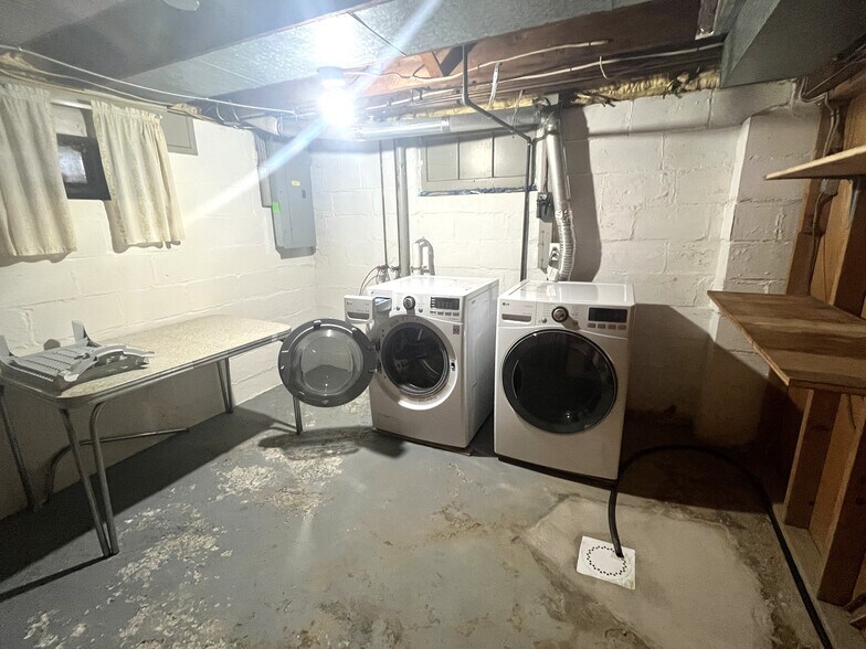 Building Photo - 935 Marshall Dr