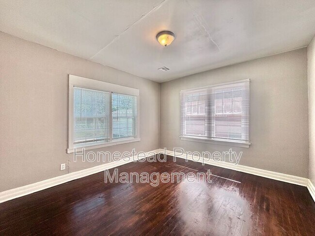 Building Photo - 1436 NE 8th St