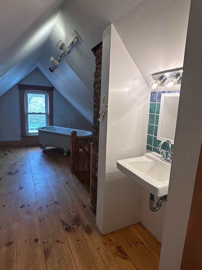 Building Photo - 110 Estey St