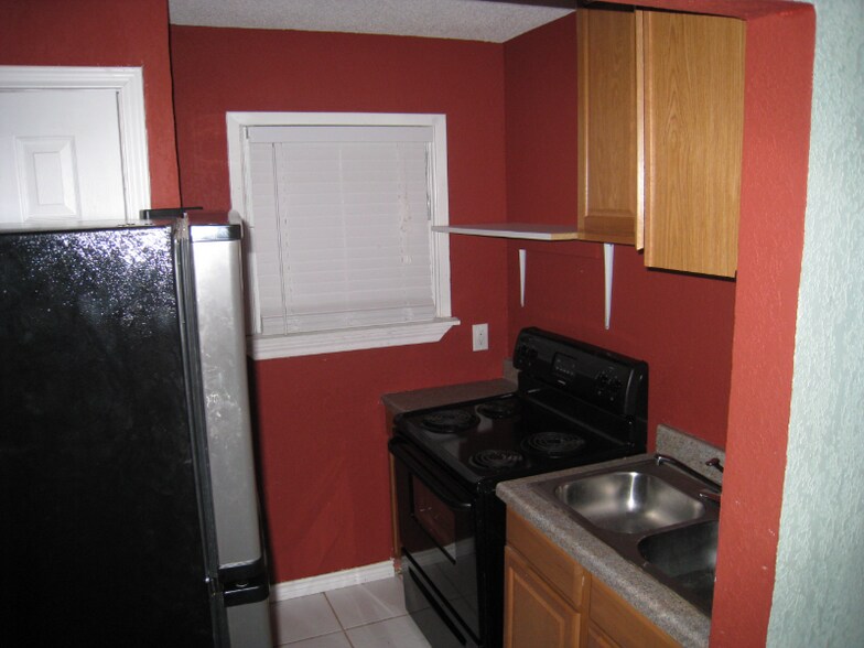 Building Photo - 1112 W 4th St