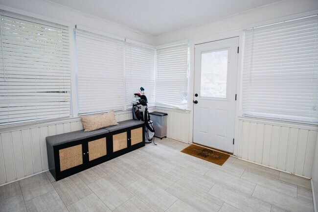 Building Photo - Stunning 3 Bedroom, 2 Bathroom in West Col...