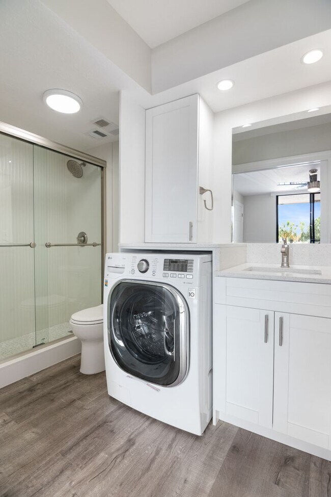 Building Photo - ONE BEDROOM ONE BATHROOM! WATERFRONT COMMUNITY! WITH W/D!!