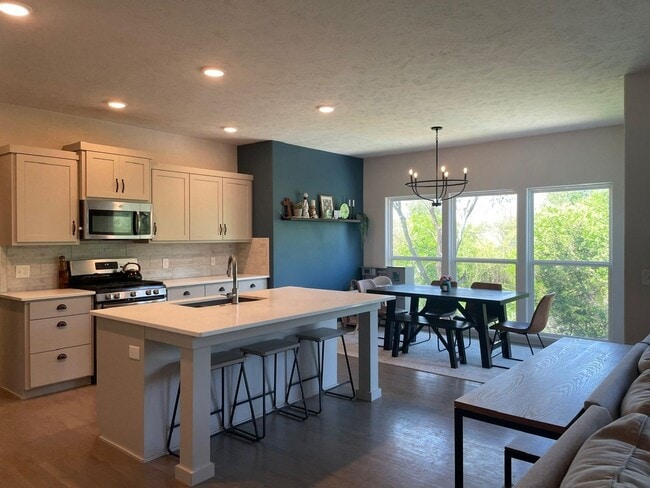 Building Photo - Home For Rent Papillion