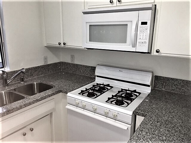 Building Photo - 12249 Oxnard St