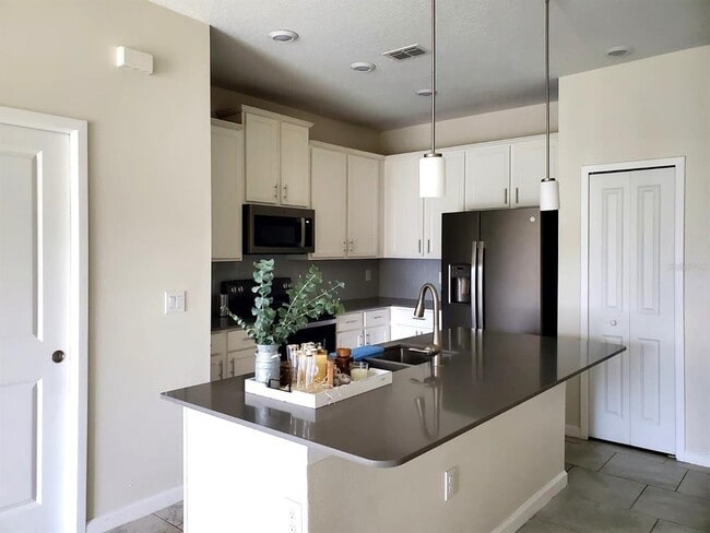 Building Photo - 9120 Tecumseh Dr