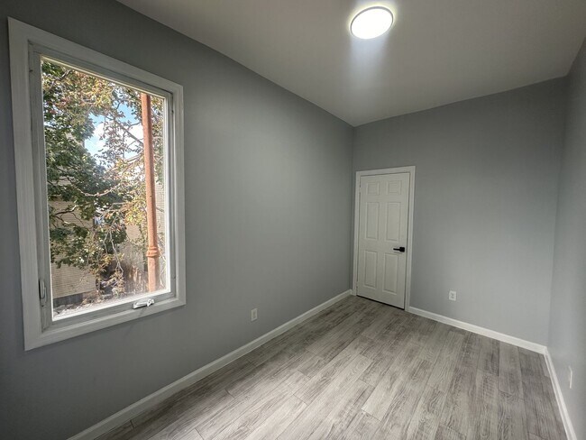 Building Photo - 208 5th St