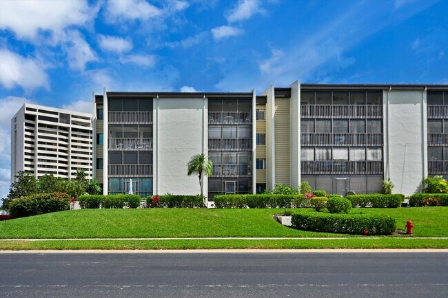 Building Photo - 4821 S Landings Dr