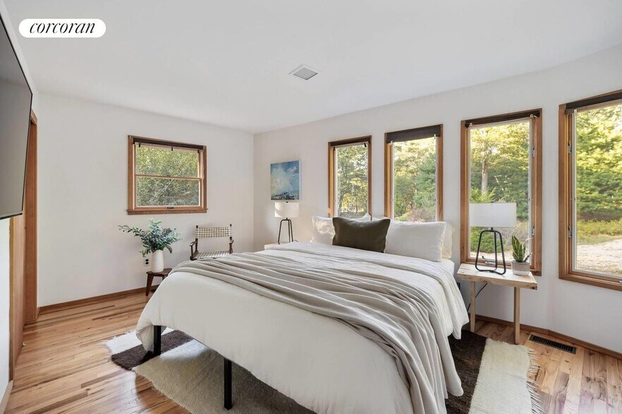 Building Photo - 83 3 Mile Harbor Dr