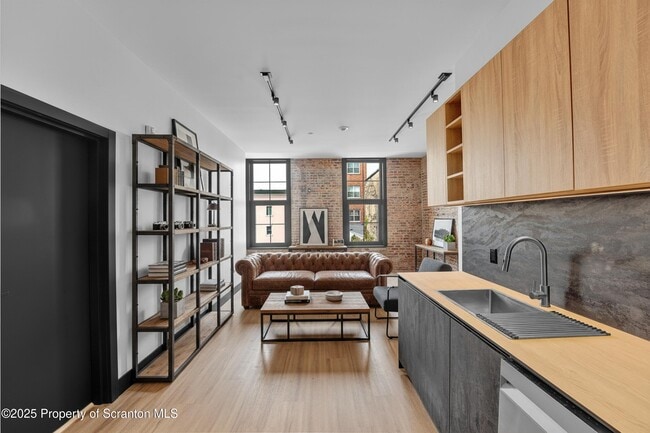 Building Photo - 117 Penn Ave