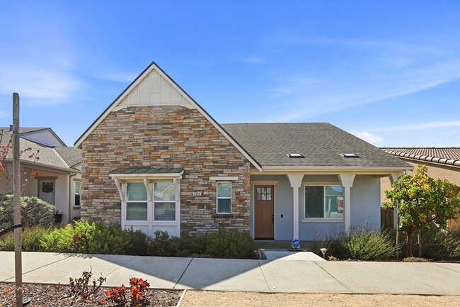 Building Photo - 2964 Bluffs Dr