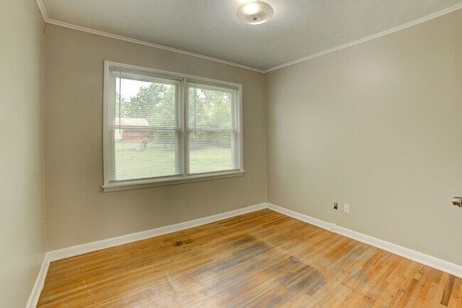 Building Photo - Charming 3 Bedroom 1 Bath near Route 66!