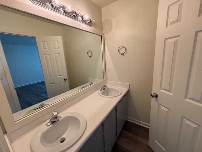 Building Photo - Charming, centrally located, 3 Bed 2 Bath ...