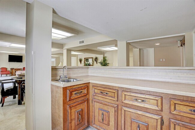 Building Photo - 7555 Katy Fwy