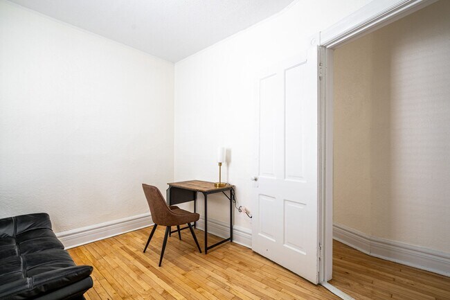 Building Photo - 4Bdrm Upper Flat of Eastside Duplex Fully ...
