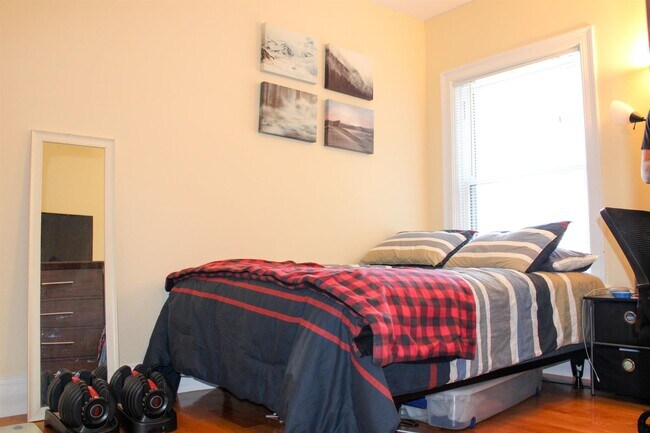 Building Photo - 116 Holland St