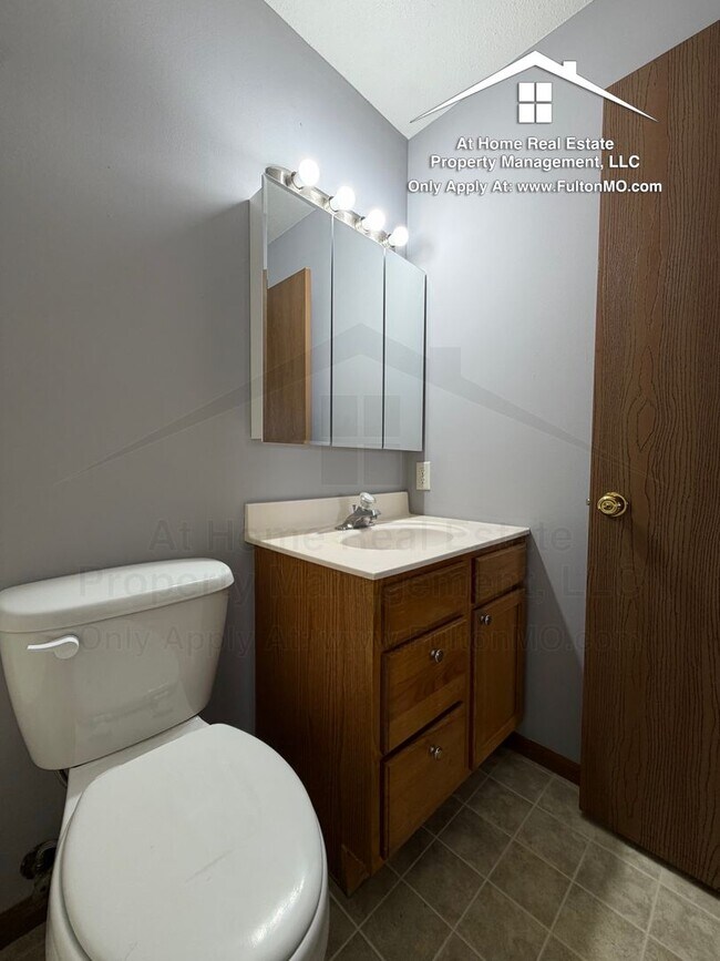 Building Photo - 427–429 Sabre Circle