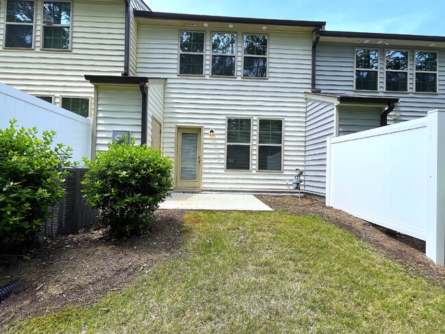 Building Photo - Modern 2 Story Townhome in Brightleaf Comm...