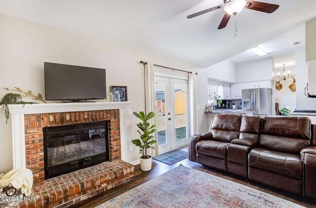 Building Photo - ** Brick Home in great neighborhood close to TAFB