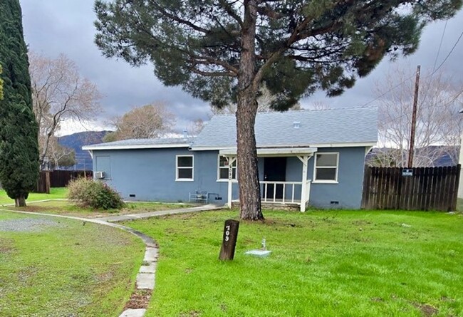 Building Photo - 3 Bedroom, 1 1/2 Bath Remodeled House for ...