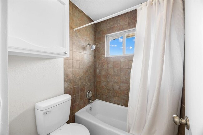 Building Photo - 402 Hillside Dr