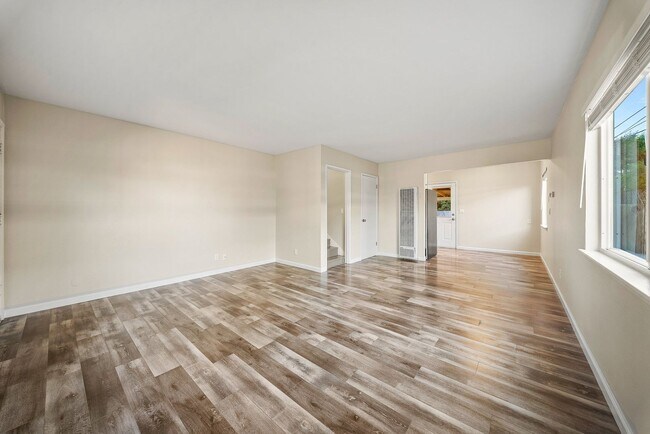 Building Photo - Bright & Beautiful 2BR Apartment Near Plea...