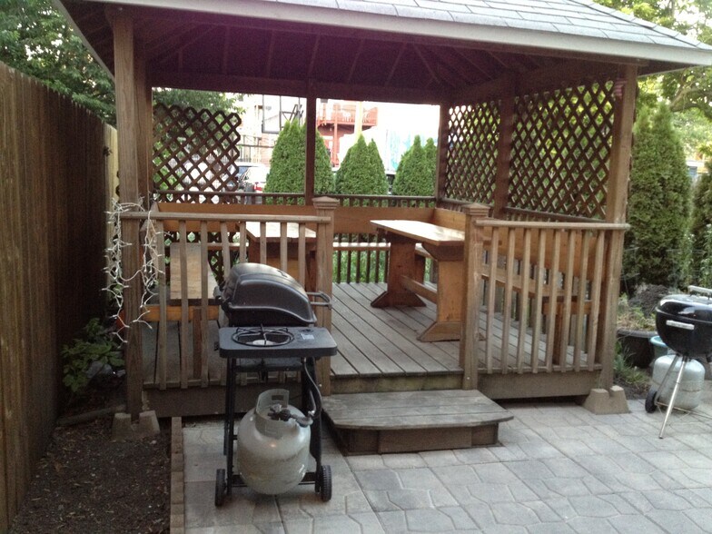 Building Photo - 1833 N Sawyer Ave