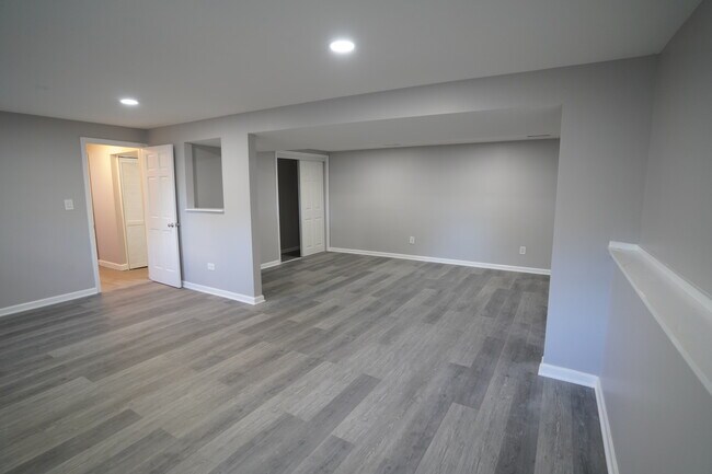 Building Photo - 1501 N Freund Ave