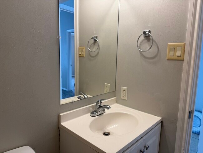 Building Photo - Cute property...