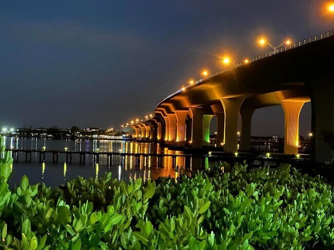 Building Photo - 815 NW Flagler Ave