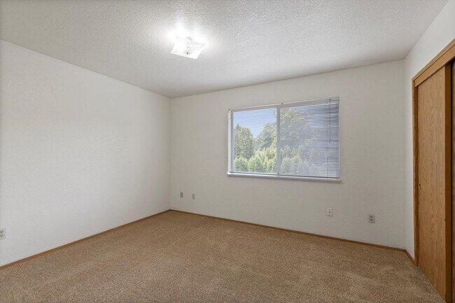 Building Photo - 2 Bedroom Townhouse
